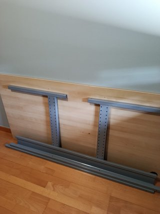 Mesa escritorio madera con orificios para cables