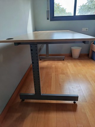 Mesa escritorio madera con orificios para cables