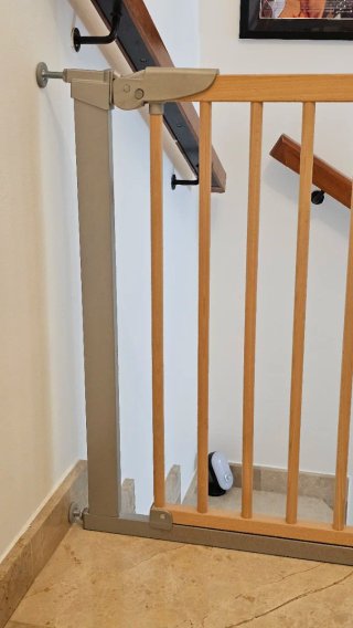 Puerta de seguridad para bebé de madera.