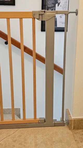 Puerta de seguridad para bebé de madera.