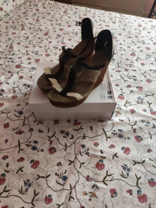 Sandalias cuña beige y negras