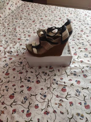 Sandalias cuña beige y negras