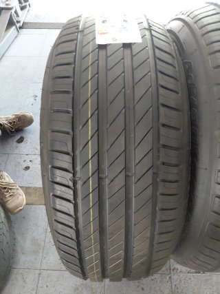 235/55R18 100V BF GOODRICH