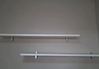 Mueble bajo gris y blanco