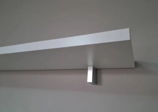 Mueble bajo gris y blanco