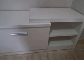 Mueble bajo gris y blanco