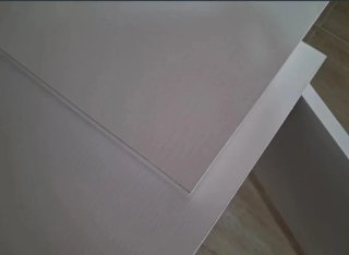 Mueble bajo gris y blanco