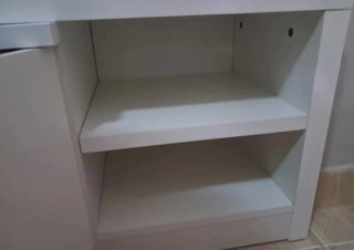 Mueble bajo gris y blanco