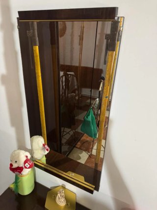 Dormitorio antiguo de madera con detalles dorados