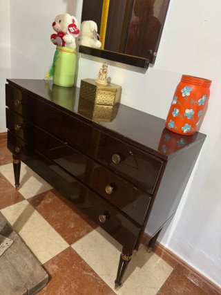 Dormitorio antiguo de madera con detalles dorados