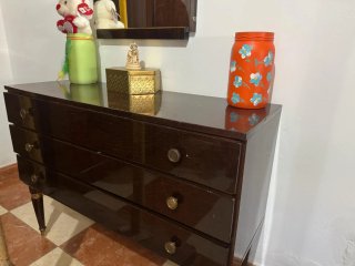 Dormitorio antiguo de madera con detalles dorados
