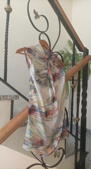 Conjunto dé falda larga dé seda y blusa multicolor