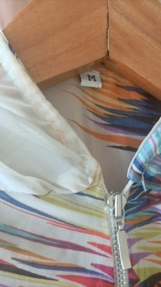 Conjunto dé falda larga dé seda y blusa multicolor