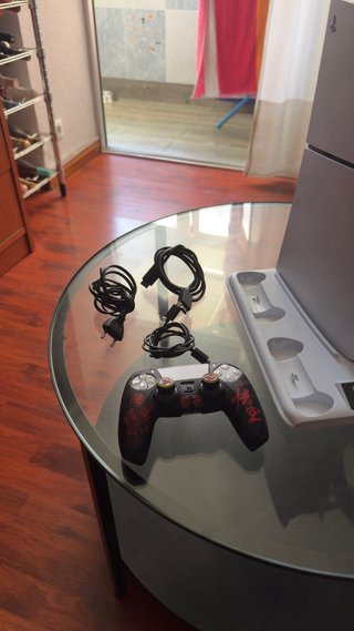 PS5 con base ventilatore/caricatore e controller