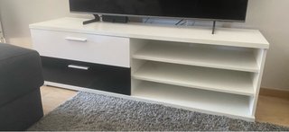 Mueble TV blanco y negro