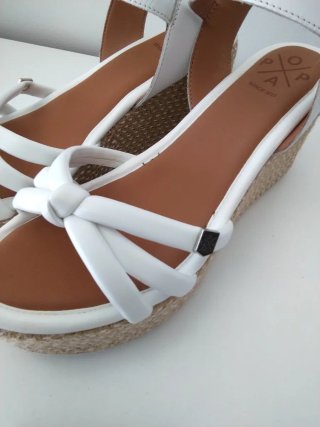 Sandalias cuña POPA blancas y beige