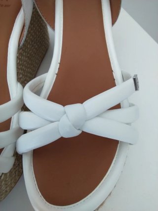Sandalias cuña POPA blancas y beige