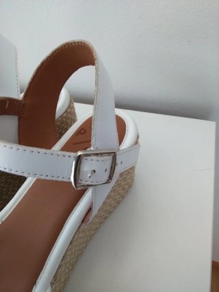 Sandalias cuña POPA blancas y beige