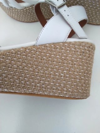 Sandalias cuña POPA blancas y beige