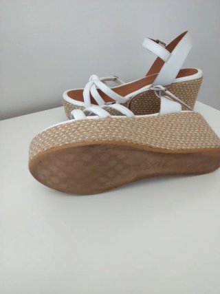 Sandalias cuña POPA blancas y beige