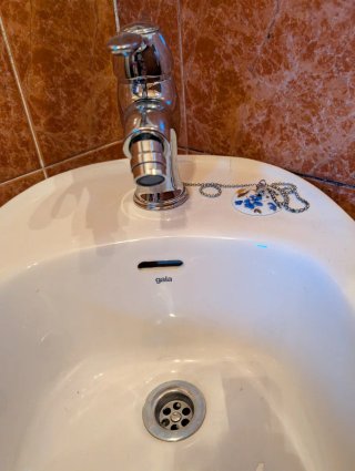 Bidé con grifo