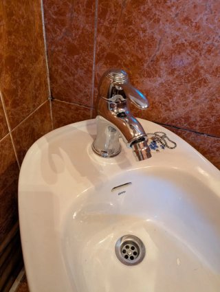 Bidé con grifo
