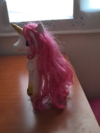 Unicornio de juguete rosa y blanco