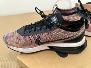 Tenis Nike Multicolor y Negro talla 40,5