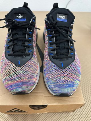 Tenis Nike Multicolor y Negro talla 40,5