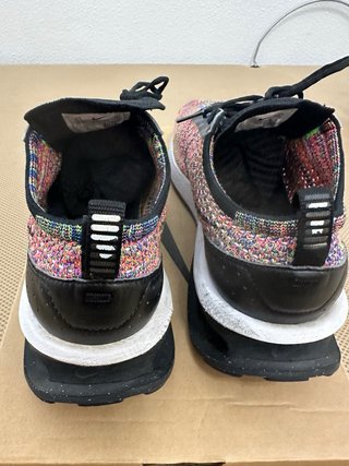 Tenis Nike Multicolor y Negro talla 40,5