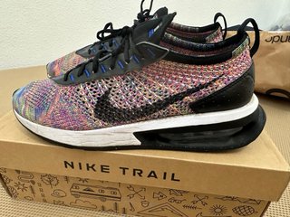 Tenis Nike Multicolor y Negro talla 40,5
