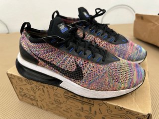 Tenis Nike Multicolor y Negro talla 40,5
