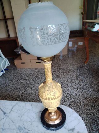 Lámpara de mesa dorada y blanca
