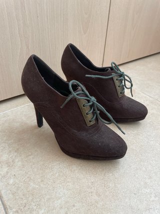 Botín tacón cordones marrón