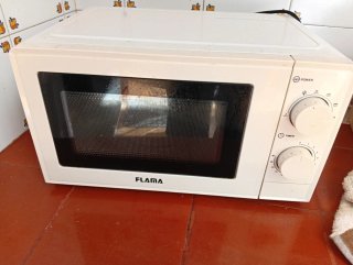 Microondas blanco con mandos giratorios