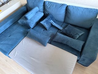 Sofá chaiselongue cama azul con arcón