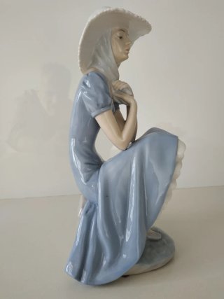 Figura Lladró Porcelana Azul y Blanca