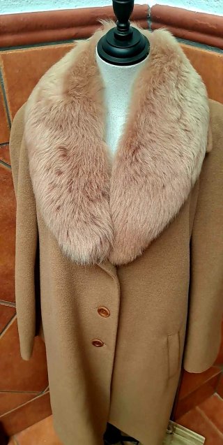 Abrigo de angora beige con cuello rosa