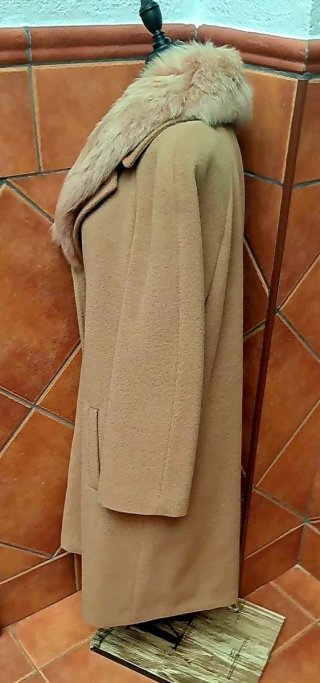 Abrigo de angora beige con cuello rosa