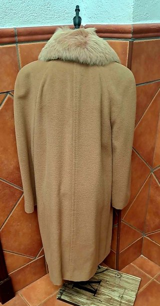 Abrigo de angora beige con cuello rosa