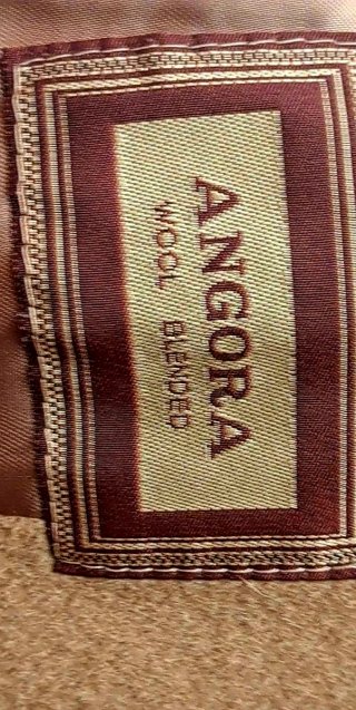 Abrigo de angora beige con cuello rosa