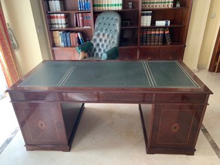 Scrivania in legno con piano in pelle