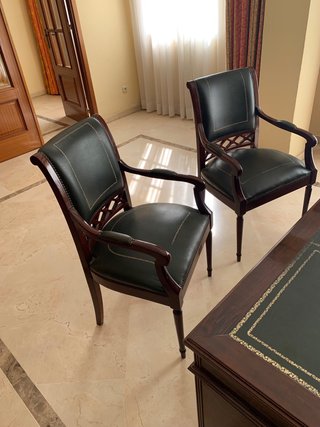 Scrivania in legno con piano in pelle