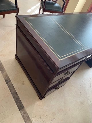 Scrivania in legno con piano in pelle
