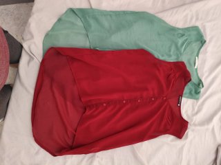 Blusas transparentes verdes y rojas