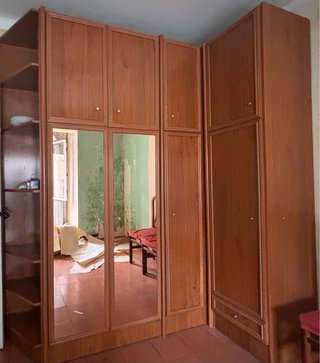 Armario de madera con espejos