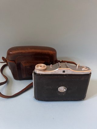 Fotocamera pieghevole Zeiss Ikon Nettar vintage con custodia