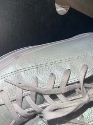 Zapatillas Converse plateadas y blancas