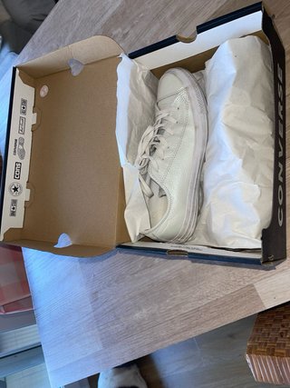 Zapatillas Converse plateadas y blancas