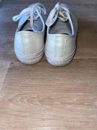 Zapatillas Converse plateadas y blancas